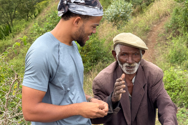 From Praia: Purgueira-Picos Sunrise Hike with Picnic Santiago: From the Beach, a Sunrise Hike to Purgueira-Picos with a Picnic