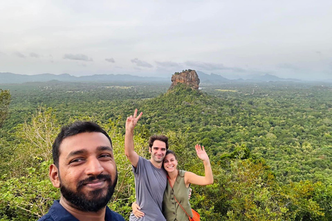 Colombo/Negambo: Sigiriya Rock & Dambulla CaveTemple DayTour