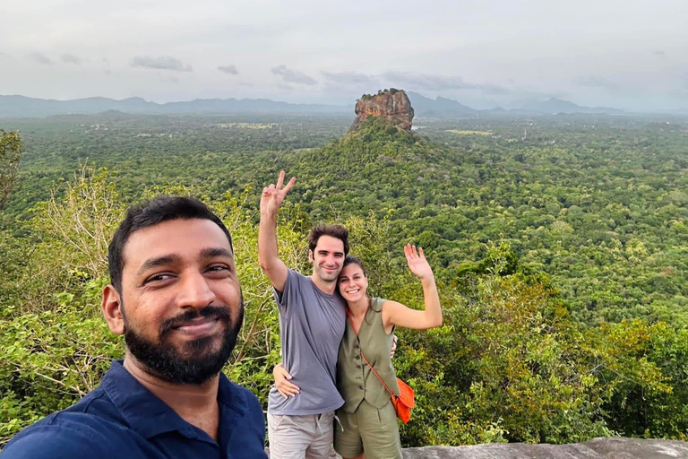 Colombo/Negambo: Sigiriya Rock & Dambulla CaveTemple DayTour