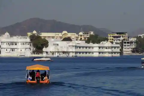 Udaipur: Full-Day Lake Pichola and City Palace Diwali Tour