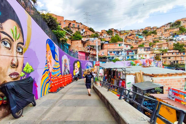 Medellín: Tour della Comuna 13 con spuntini e graffiti personalizzati