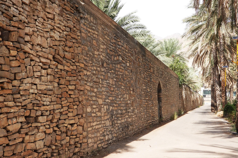 całodniowa wycieczka do suku Birkat Almouz i Nizwa oraz do fortu i Falaj Daris.(CODZIENNIE) całodniowa wycieczka do suku i zamku Nizwa w Falaj Daris