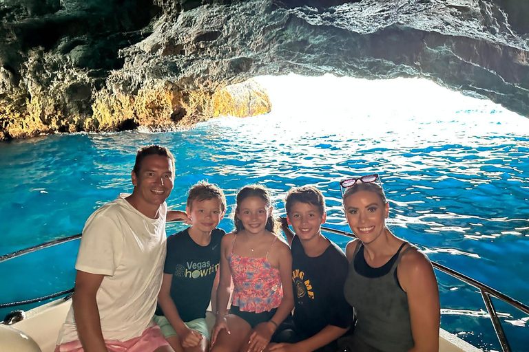 Zatoka Kotorska i Błękitna Jaskinia - prywatna wycieczka łodzią z bezpłatnymi napojamiPrywatna wycieczka łodzią po Zatoce Kotorskiej i Błękitnej Jaskini z bezpłatnymi nap