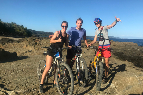 Passeio de bicicleta de montanha pela selva e mergulho na cascataPasseio de bicicleta de montanha pela selva e mergulho na cachoeira