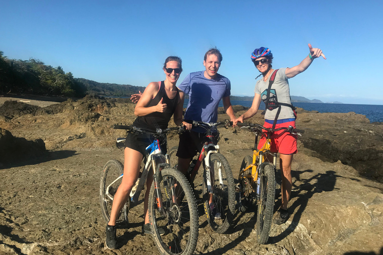 Passeio de bicicleta de montanha pela selva e mergulho na cascataPasseio de bicicleta de montanha pela selva e mergulho na cachoeira