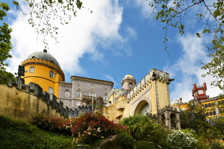 Lisbona: Sintra, Palazzo Pena, Roca Cape Coast e Cascais - 8hTour di 8 ore Sintra Pena Palazzo Giardini Roca Cape Coast Cascais