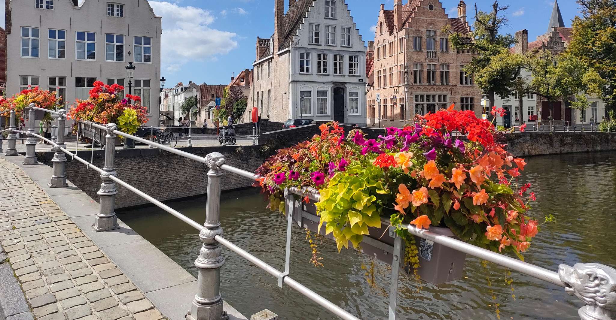 Brugge Bike Tour, geheime hoeken, streetart en chocolade - Hizvo