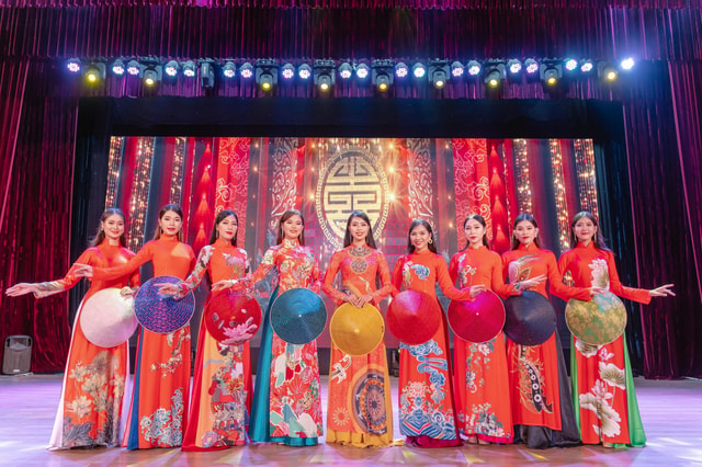 Da Nang: Ao Dai Show