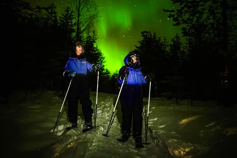Esquí de travesía bajo la aurora boreal