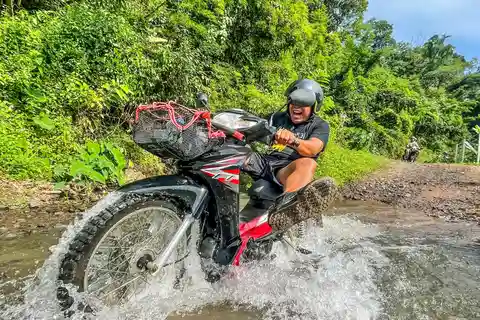 Aventure en scooter, y compris les éléphants, la grotte