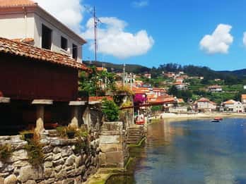 Rías Baixas: Guided Day Tour from Santiago with Boat Ride