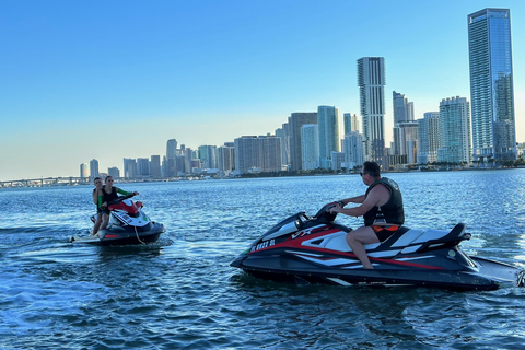 Miami - ett äventyr med vattenskoter Jetski-äventyr med båtresa från centrumMiami - ett äventyr med jetski Jetski-äventyr med båtresa från centrum