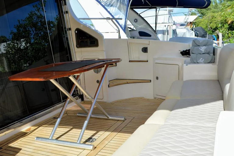 Cancún: Prywatny jacht Azimut 47 Fly - 6 godzin na Isla MujeresCancún: Prywatny jacht Azimut 47 Fly – 6 godzin na wyspę Isla Mujeres