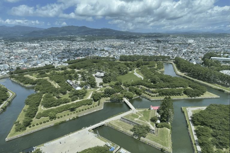 Sapporo: Private 2-Day Lake Toya & Hakodate Tour with Hotel