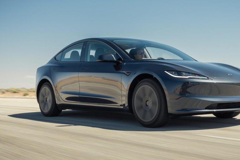 Bakoe: Luchthaventransfer met Tesla-modellen