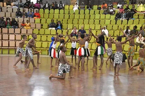 Desde Nairobi: Excursión y Espectáculos de Danzas Culturales Bomas de Kenia.