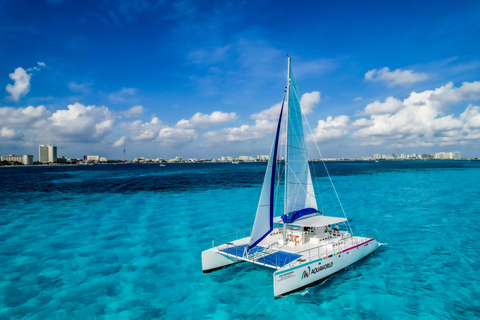 Isla Mujeres: Katamaran med öppen bar, snorkling och lunchTurné med öppen bar