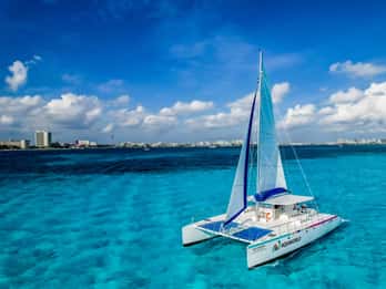Isla Mujeres: Catamarano con Open Bar, Snorkeling e Pranzo