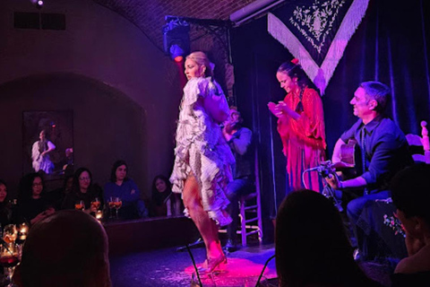 Barcelona: Exclusive Flamenco Show at El Paraigua with Drink Barcelona: Intimate Flamenco Show with Drink Only Special