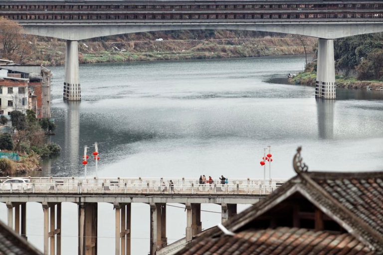 桂林至三江：东村、当地午餐和茶山其他语言的导游