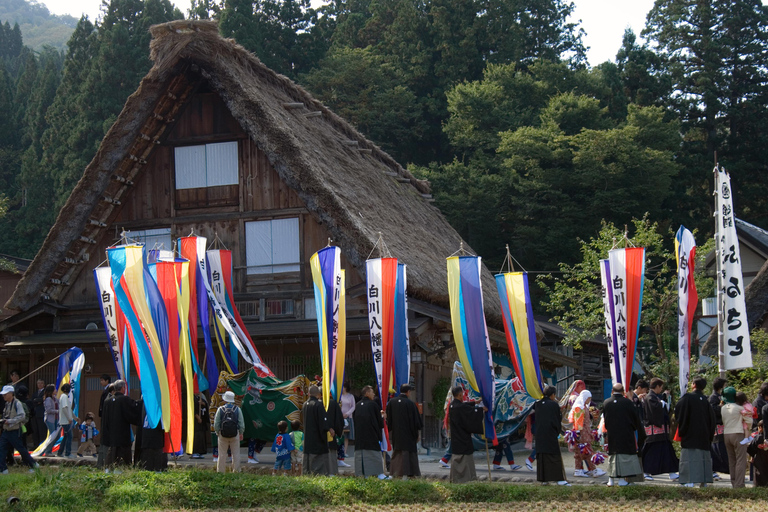 Hin- und Rückfahrt mit dem Bus von Nagoya nach Shirakawa-go