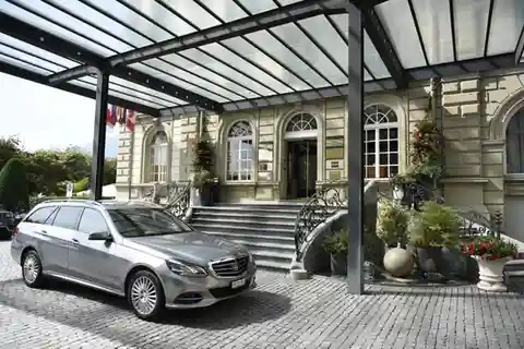 Zürich: 2-stündige VIP Stadtführung mit dem Privatwagen