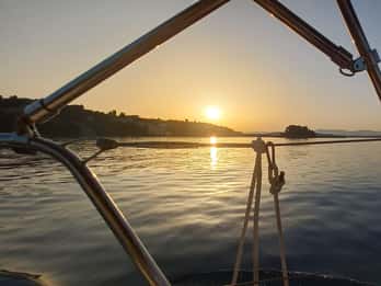 Korfu: Privat seilcruise med utsikt over solnedgangen og drinker