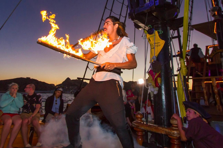 Cancún: Captain Hook Piratenschip Dinner Cruise met Show