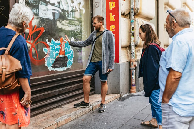 Budapest: Tour a piedi dell&#039;arte di strada e dei movimenti sotterranei