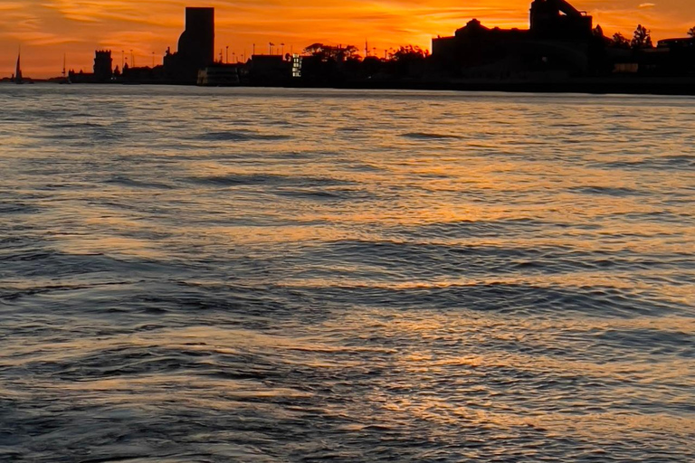Lisboa:Sunset Sailing Tour at Tagus River with welcome drink