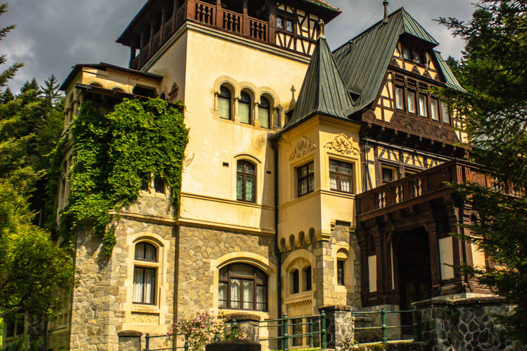 Recorrido de 1 día por Bucarest: Castillo de Peles y Drácula y ciudad de BraşovExcursión de un día a Bucarest: Castillo de Drácula, Castillo de Peleș y Brașov