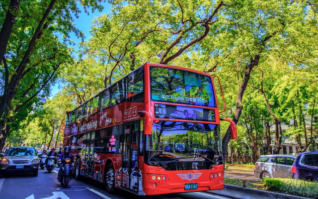 Taipei: Hop-On Hop-Off Sightseeing Bus with Audio Guide