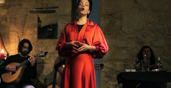 Porto: All-Inclusive Fado Dinner Show und Nachttour