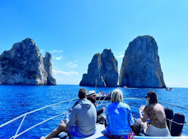 Entdecke die versteckten Juwelen von Capri: Gruppentour Bootstour Erlebnis