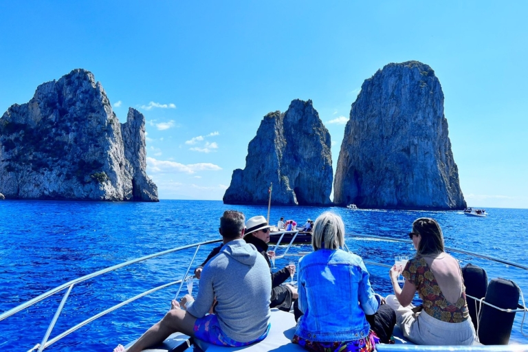 Découvrez les joyaux cachés de Capri : Excursion en bateau depuis Sorrente