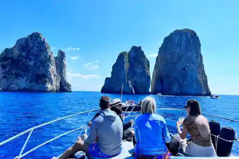 Capri Dagsutflykt från Sorrento: Grottor, simma och utforska