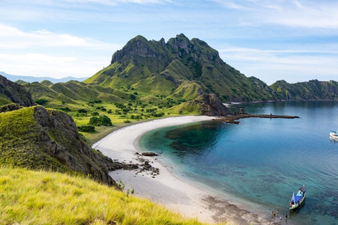 Labuan Bajo: Private Yacht Komodo-Inseln &amp; Manta-SchnorchelnPrivate Yachttour am Vormittag (13:00–19:00 Uhr) – Maximal 6 Gäste