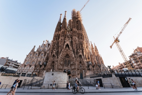 Barcelona: Sagrada Familia i City Sights Bike lub E-Bike TourWycieczka grupowa w języku angielskim — zwykły rower