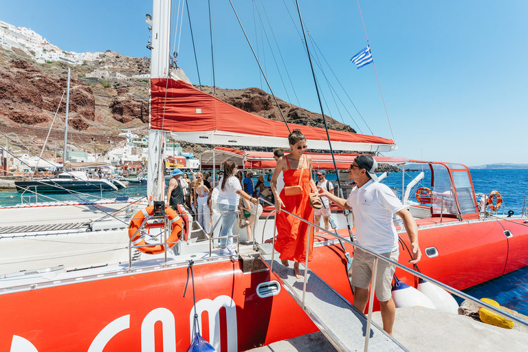 Santorin : Excursion en catamaran avec dîner barbecue, boissons et musiqueCroisière au coucher du soleil avec transfert depuis l'hôtel