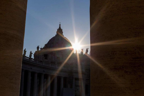 Roma: Visita a la Basílica de San Pedro, la Cúpula y las Grutas VaticanasTour guiado en grupo por Francia