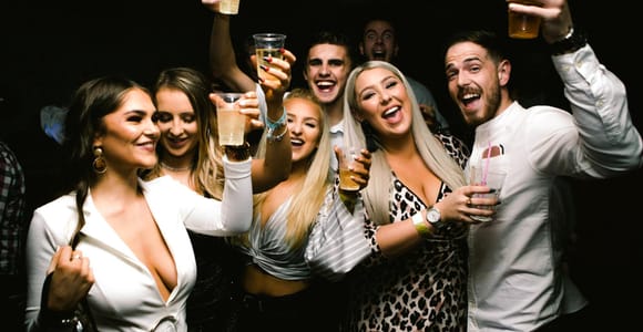 Pub Crawl Lisbon : Nightlife Experience with Open Bar & Club