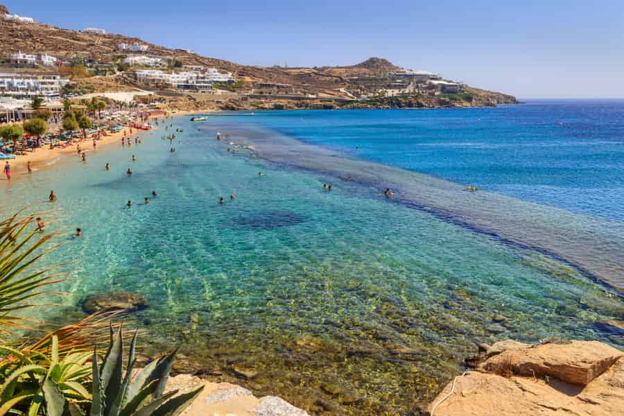 Mykonos: Transfer vom Kreuzfahrtschiff zum Paradise Beach mit Liegestühlen. Foto: GetYourGuide Mykonos: Transfer vom Kreuzfahrtschiff zum Paradise Beach mit Liegestühlen. Foto: GetYourGuide
