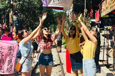 New Taipei: Pingxi Colorful Sky Lantern Experience with Gift - Image 3