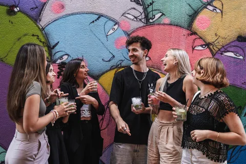 Lisboa: Tipsy Tour Fun Bar Crawl com um guia local