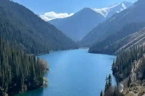 Von Almaty aus: Kolsai-Seen, Schwarzer Canyon, Charyn Canyon Tour