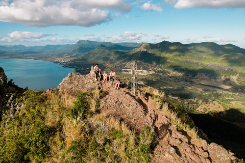 Ilhas Maurício: Caminhada e escalada guiada ao nascer do sol na montanha Le MorneCaminhada e escalada ao nascer do sol na montanha Le Morne