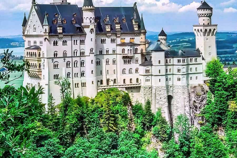 Ab München: Neuschwanstein, Linderhof & Alpenseen mit dem Tesla. Foto: GetYourGuide Ab München: Neuschwanstein, Linderhof & Alpenseen mit dem Tesla. Foto: GetYourGuide