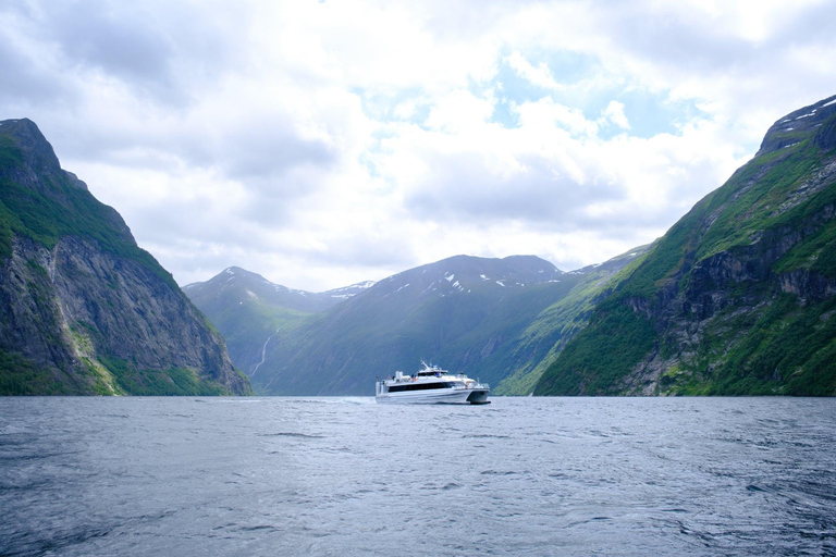 From Hellesylt: Geirangerfjord Boat Tour with Waterfalls