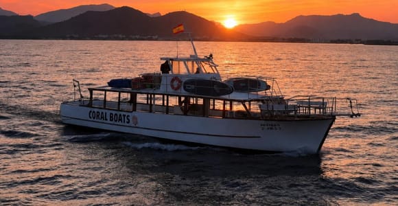 Alcudia: Tapas-Bootsfahrt bei Sonnenuntergang mit SUP & Schnorcheln, Kleingruppe
