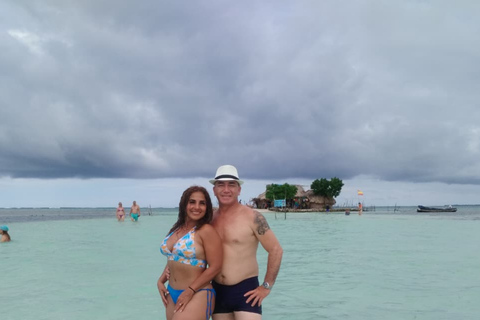 Panama City: San Blas Tropical Adventure – 3 Islands with Lunch at a Local Restaurant Tropical Adventure in Guna Yala: 3 Islands with Lunch at a Local Restaurant